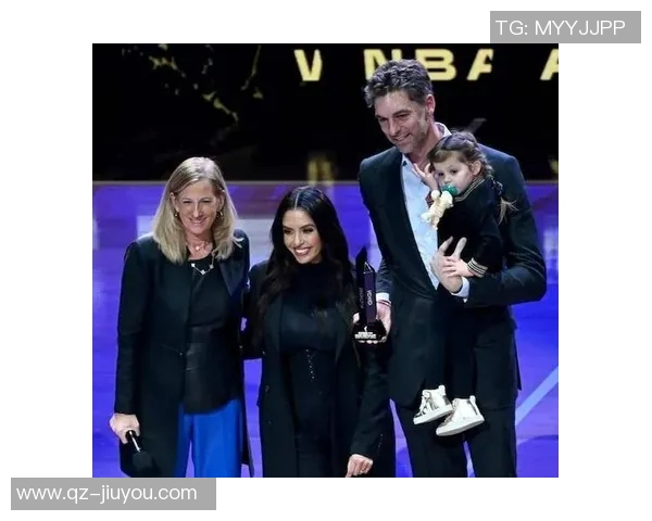 瓦妮莎携子女与坎迪斯帕克共赏道奇队晋级世界大赛精彩瞬间